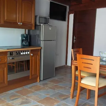 Playa Blanca Sleeps 2 Wifi Apartment